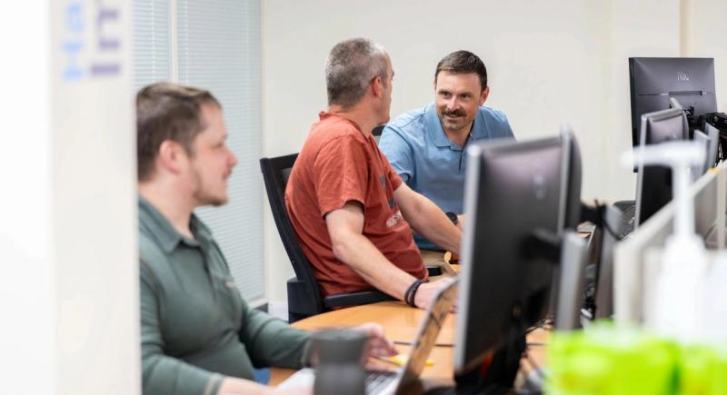 C5-IT-engineers-working